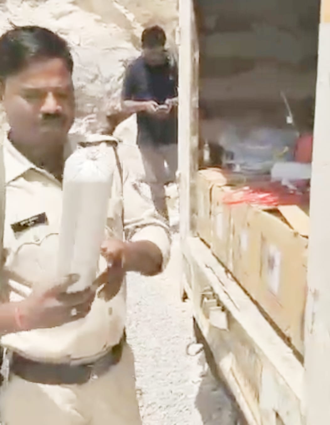 Dabra News: गिजौर्रा पुलिस की बड़ी कार्रवाई, विस्फोटक पदार्थ से भरे वाहन किया जब्त