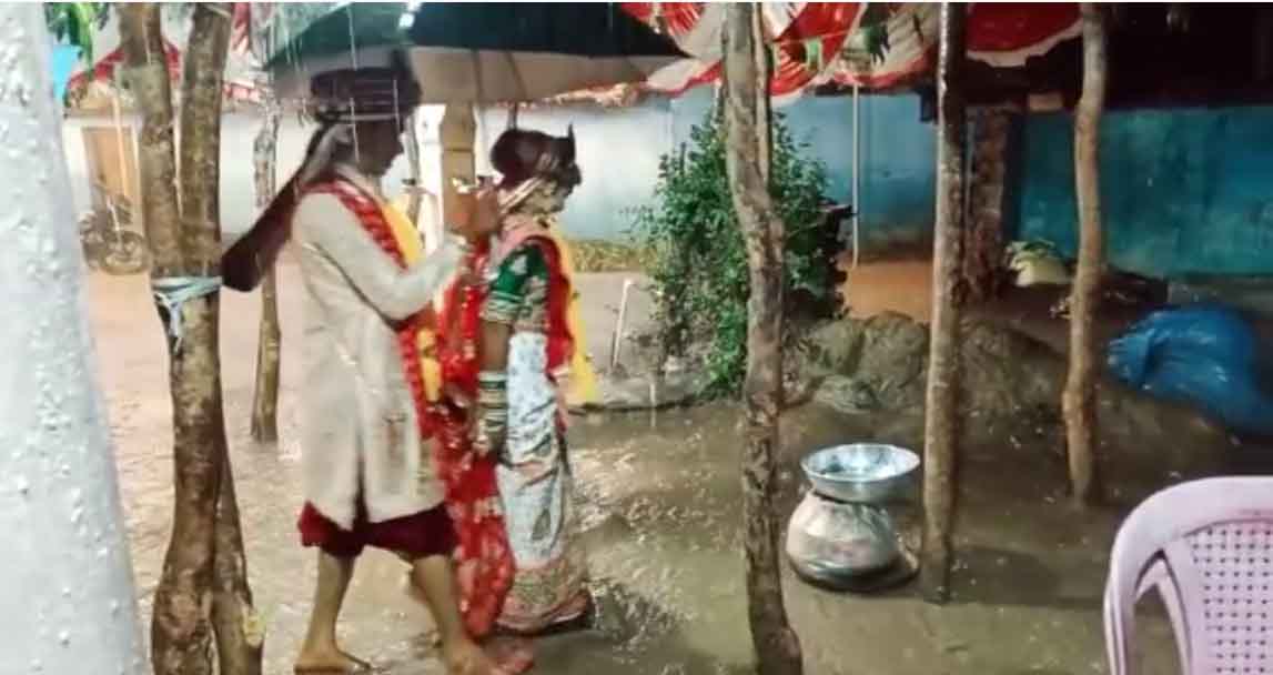 एक विवाह ऐसा भी, तेज बारिश के बीच हाथ में छतरी पकड़े दूल्हा-दुल्हन ने लिए सात फेरे, वीडियो वायरल