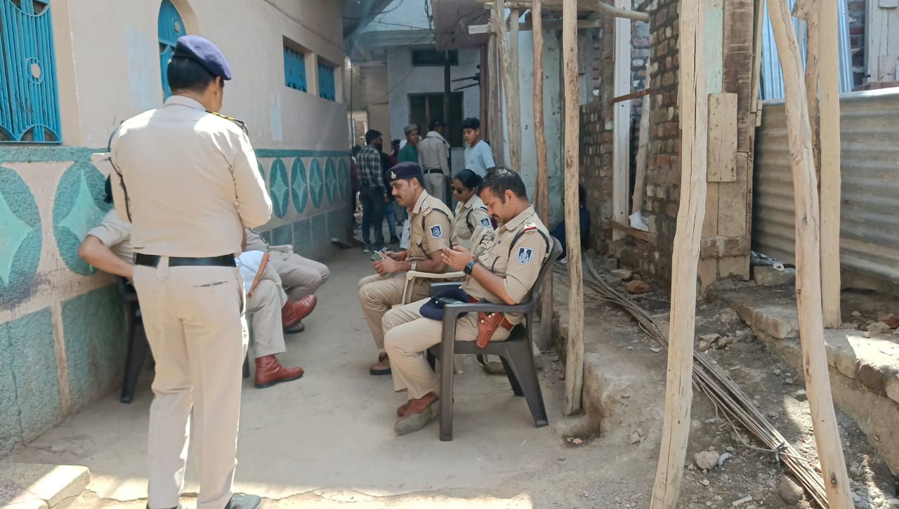 Jabalpur News : नशे के सौदागर के तीन मंजिला आलीशान घर पर चला प्रशासन का बुलडोजर
