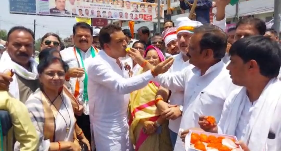 Karnataka Assembly Election Results 2023 : कर्नाटक की जीत पर जबलपुर में ढोल पर नाचे कांग्रेस कार्यकर्ता, मिठाई खिलाई