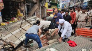 Indore News : सिंधी कॉलोनी में दुकान का छज्जा गिरने से दबा युवक, मौत