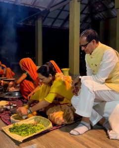 मुख्यमंत्री शिवराज ने परिवार के साथ ओंकोरेश्वर ज्योतिर्लिंग के दर्शन कर की पूजा-अर्चना