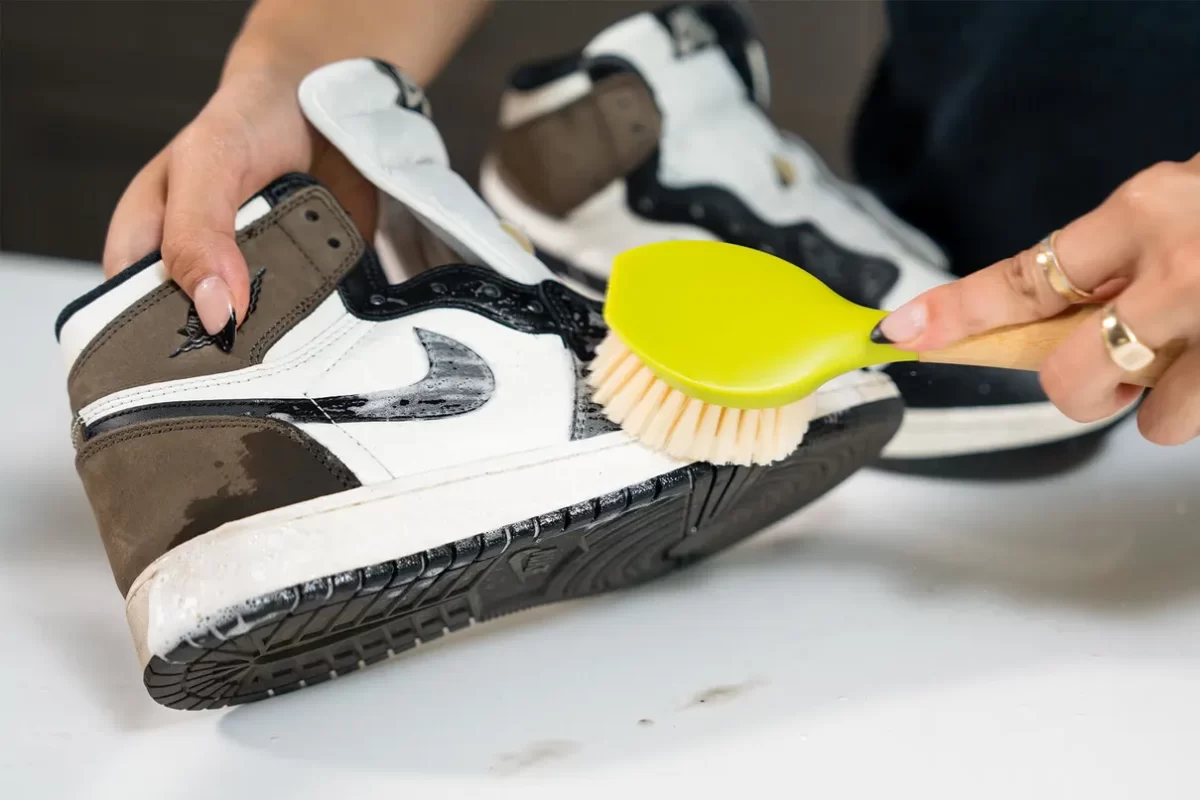 Shoes Cleaning Tips: इन 5 आसान टिप्स से चमकाएं अपने सफेद जूते, ऐसे करें इस्तेमाल