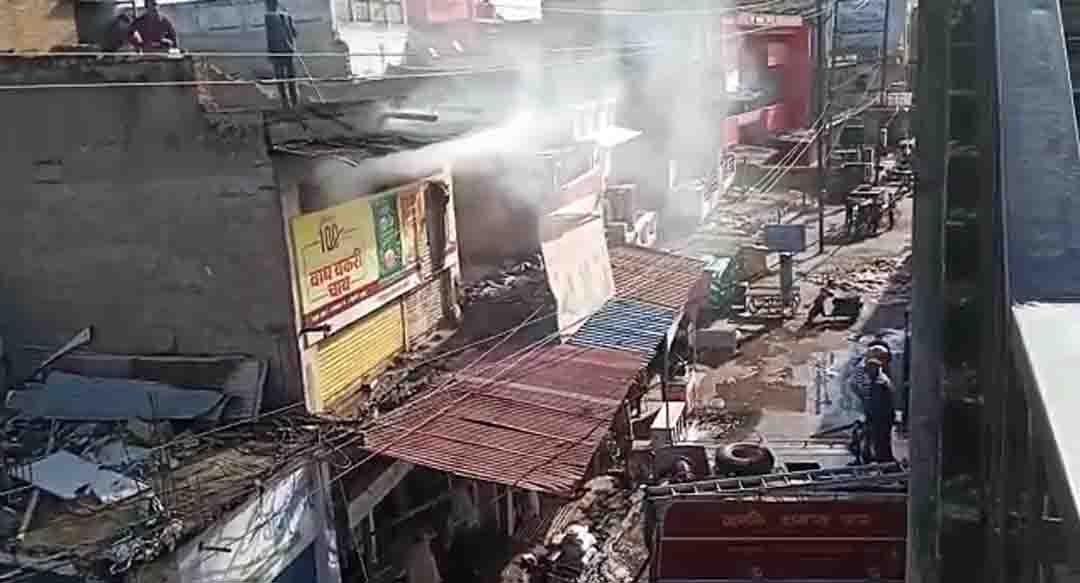 Dabra News : शॉर्ट-सर्किट से किराना दुकान में लगी आग, लाखों रुपए का सामान जलकर खाक