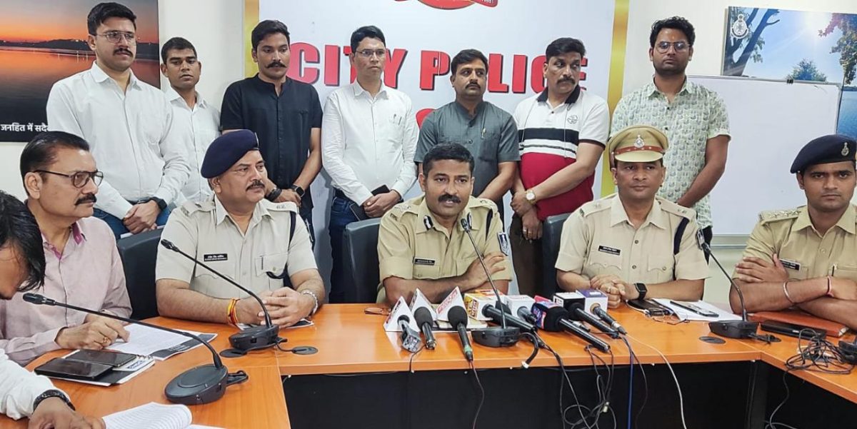 बैंक में लूट की कोशिश करने वाले 5 आरोपी गिरफ्तार, पुलिस राजस्थान के झुंझुनू से गिरफ्तार करके लाई