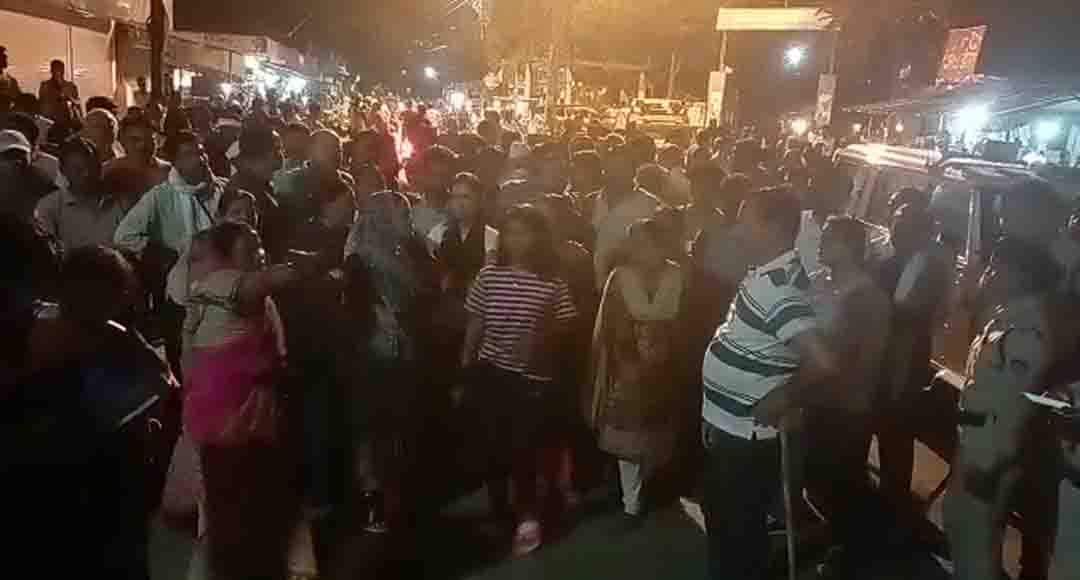 Katni News : शराब दुकान खुलने के विरोध में सड़क पर उतरे स्थानीय लोग, महिलाओं की जिद आगे झुका प्रशासन, हटाना पड़ी शराब की दुकान