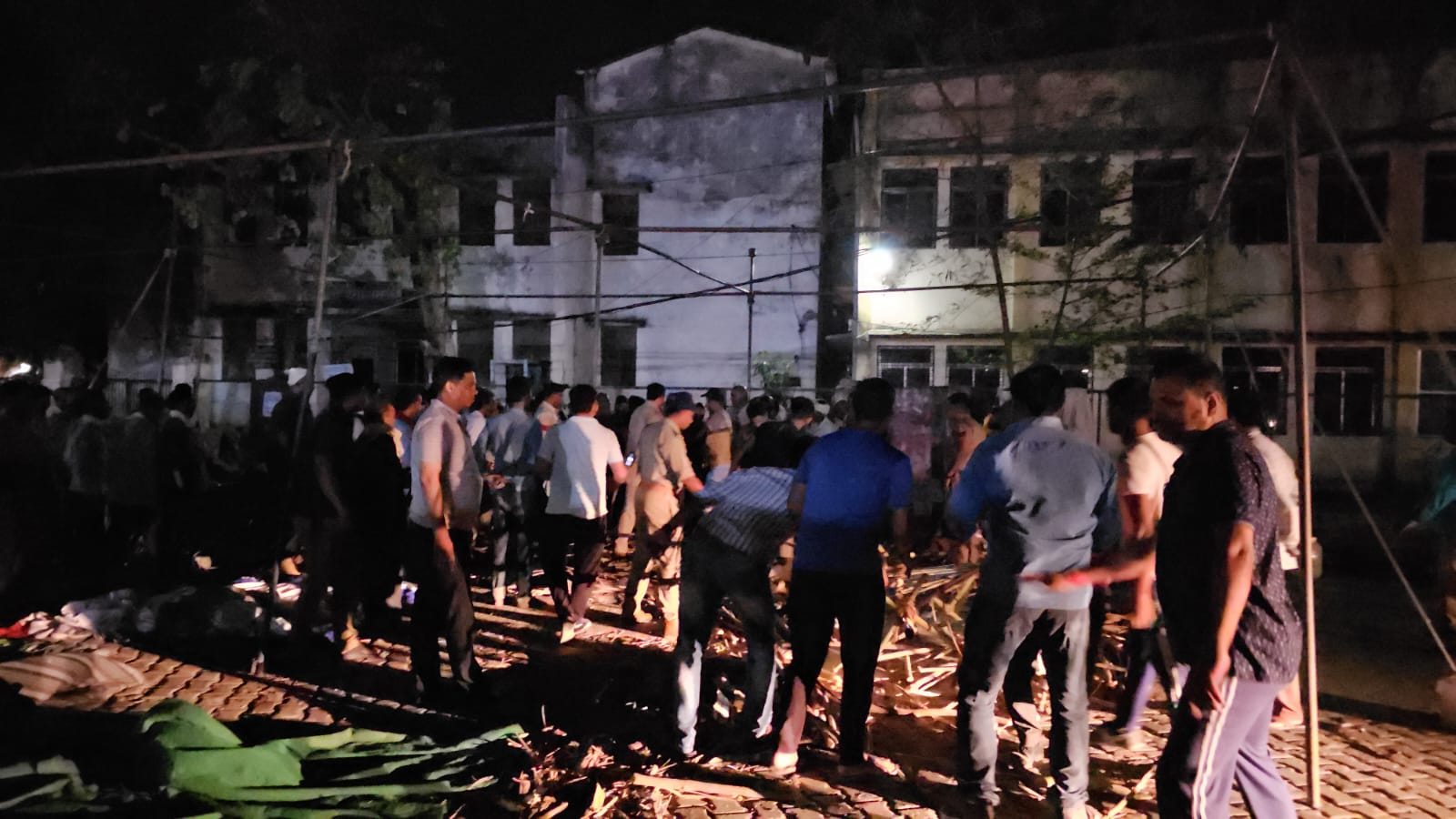 Chhatarpur News: पुलिस प्रशासन ने देर रात धरना स्थल से ग्रामीणों को खदेड़ा, भांजी लाठियां