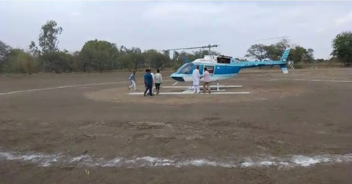 कांग्रेस नेता ने गांव में किराए पर मंगवाया हेलीकॉप्टर, ग्रामीणों को कराई मुफ्त हवाई यात्रा