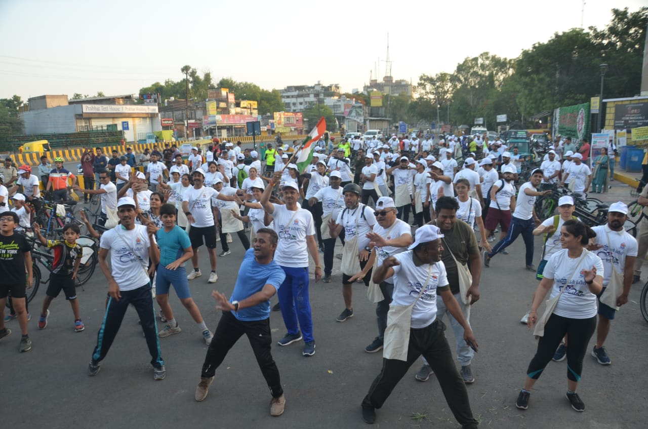 Indore News: साइक्लोथॉन में 500 से अधिक नागरिकों ने झोला टांगकर चलाई साइकिल, दिया प्लास्टिक मुक्त शहर का संदेश