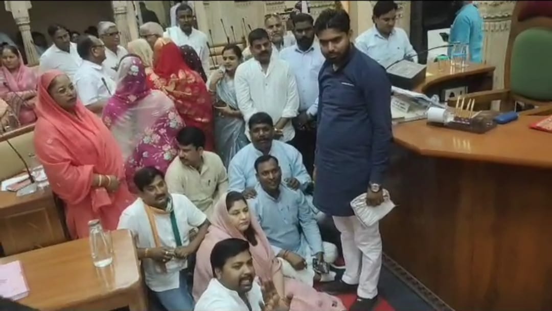 Gwalior में कांग्रेस की पार्षद अपनी ही सरकार के खिलाफ परिषद् में धरने पर बैठी, भाजपा ने ली चुटकी