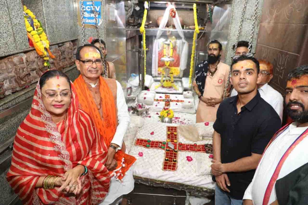 मुख्यमंत्री शिवराज ने परिवार के साथ ओंकोरेश्वर ज्योतिर्लिंग के दर्शन कर की पूजा-अर्चना