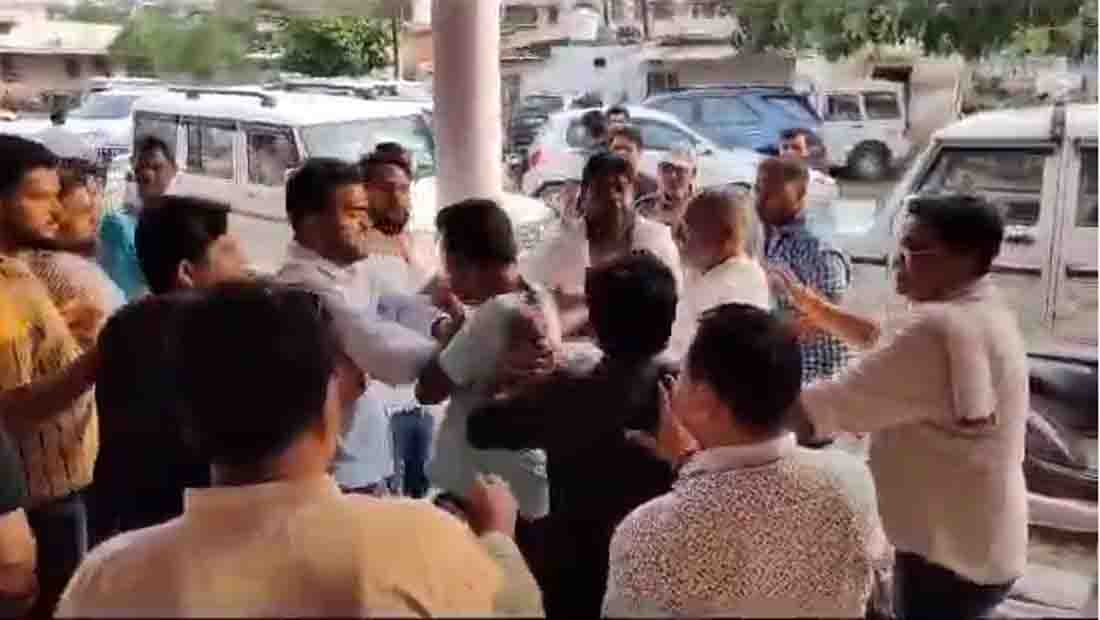 Morena News : नगर निगम में बैठक के दौरान BJP-BSP पार्षदों के बीच चले लात-घूंसे, वीडियो वायरल