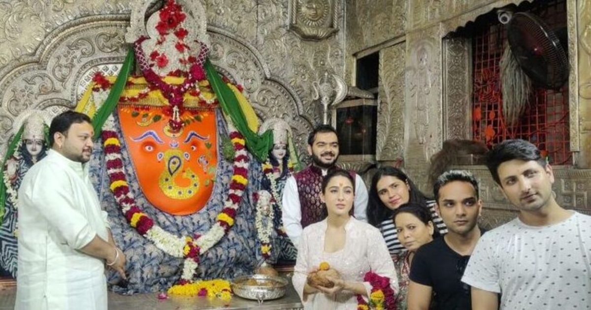 Sara Ali Khan in Indore: खजराना गणेश मंदिर पहुंची सारा अली खान, लिया गणपती बप्पा का आशीर्वाद, देखें वीडियो