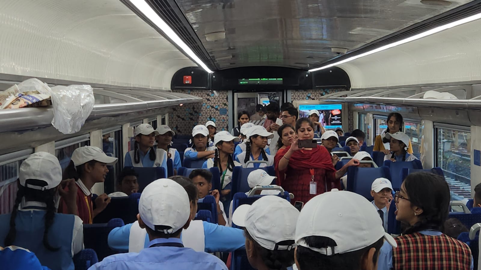 PM मोदी की MP को 2 और बड़ी सौगात, वंदे भारत ट्रेन को दिखाई हरी झंड़ी, RKMP स्टेशन पर बच्चों से भी की मुलाकात, लोगों ने कुछ यूं जाहिर की खुशी, देखें वीडियो