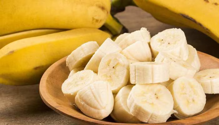 Banana Side Effects: रात में केला खाना हो सकता है शरीर के लिए नुकसानदायक, जानें इसके साइड इफेक्ट्स