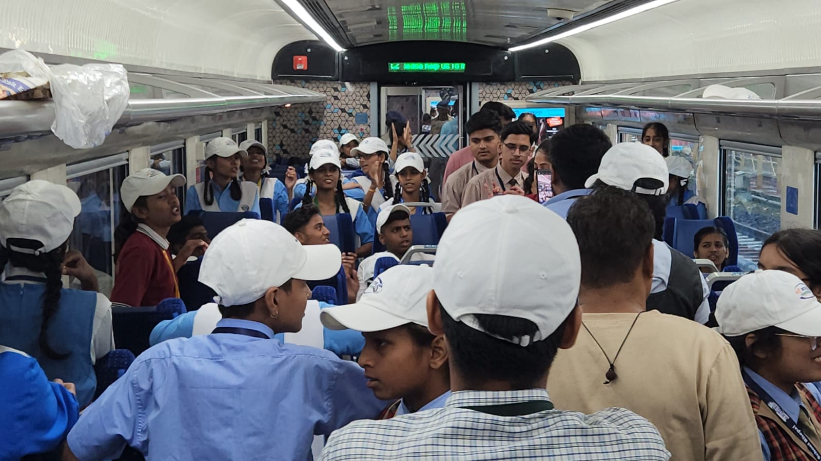 PM मोदी की MP को 2 और बड़ी सौगात, वंदे भारत ट्रेन को दिखाई हरी झंड़ी, RKMP स्टेशन पर बच्चों से भी की मुलाकात, लोगों ने कुछ यूं जाहिर की खुशी, देखें वीडियो
