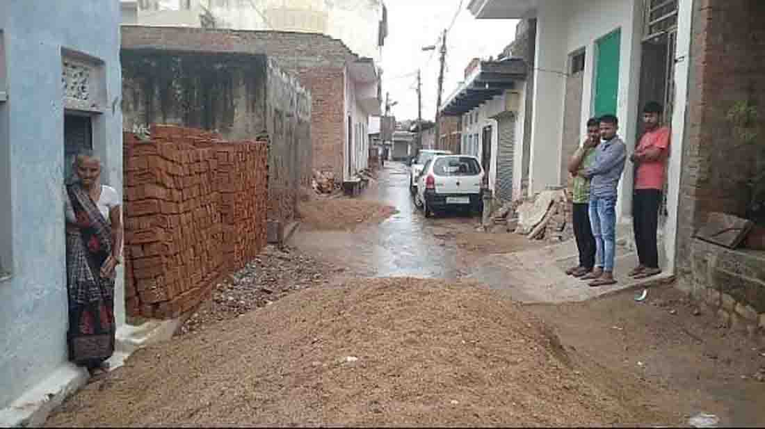 Dabra News : सड़क और नालियों पर मोहल्लेवासियों ने किया अतिक्रमण, बारिश में लोगों के घरों में घुस रहा नाली का पानी