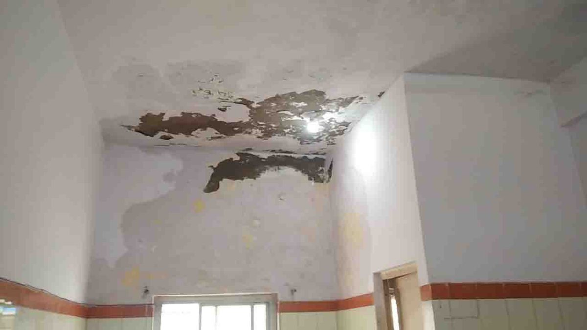 Dabra News : सरकारी अस्पताल की छत से टपक रहा पानी मरीज परेशान
