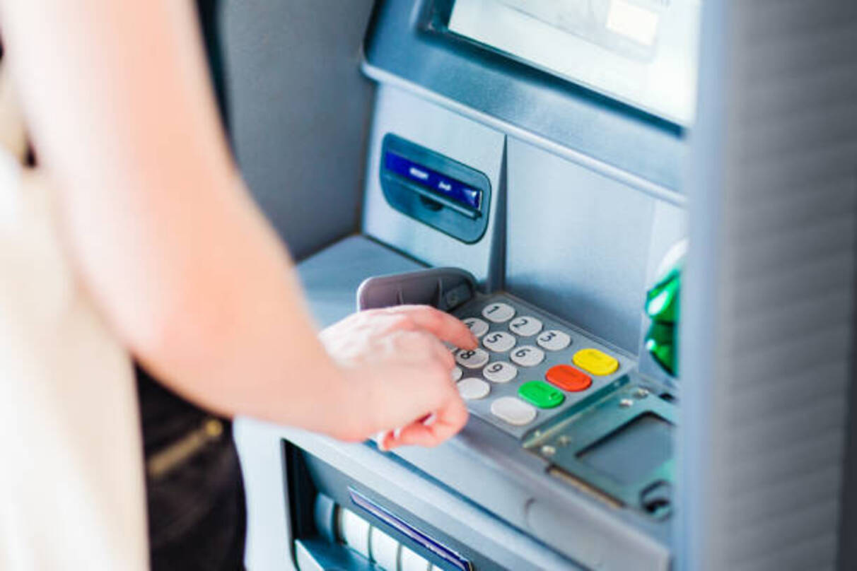 देश के इस सरकारी बैंक ने दिया ग्राहकों को गिफ्ट, UPI के जरिए निकाल पाएंगे ATM से पैसा, जानें कैसे