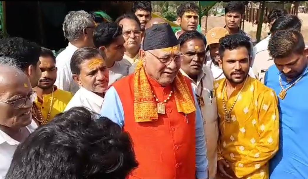 छतरपुर पहुंचे प्रधानमंत्री के भाई प्रहलाद मोदी ने बागेश्वर धाम में माथा टेककर की चुनाव में विजय की कामना