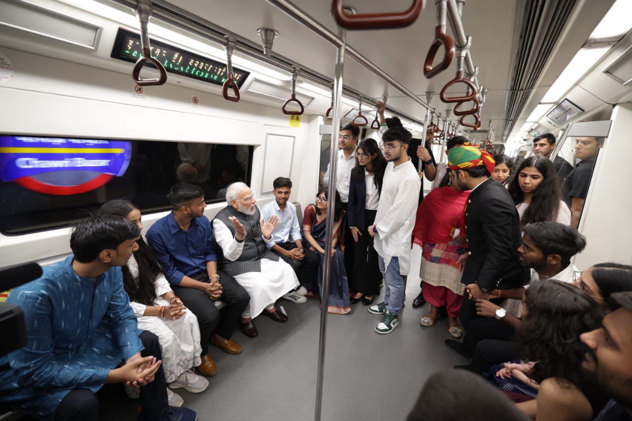 PM Modi In Metro : मोदी ने की दिल्ली मेट्रो की यात्रा, यात्रियों से की बात, कांग्रेस ने कसा तंज