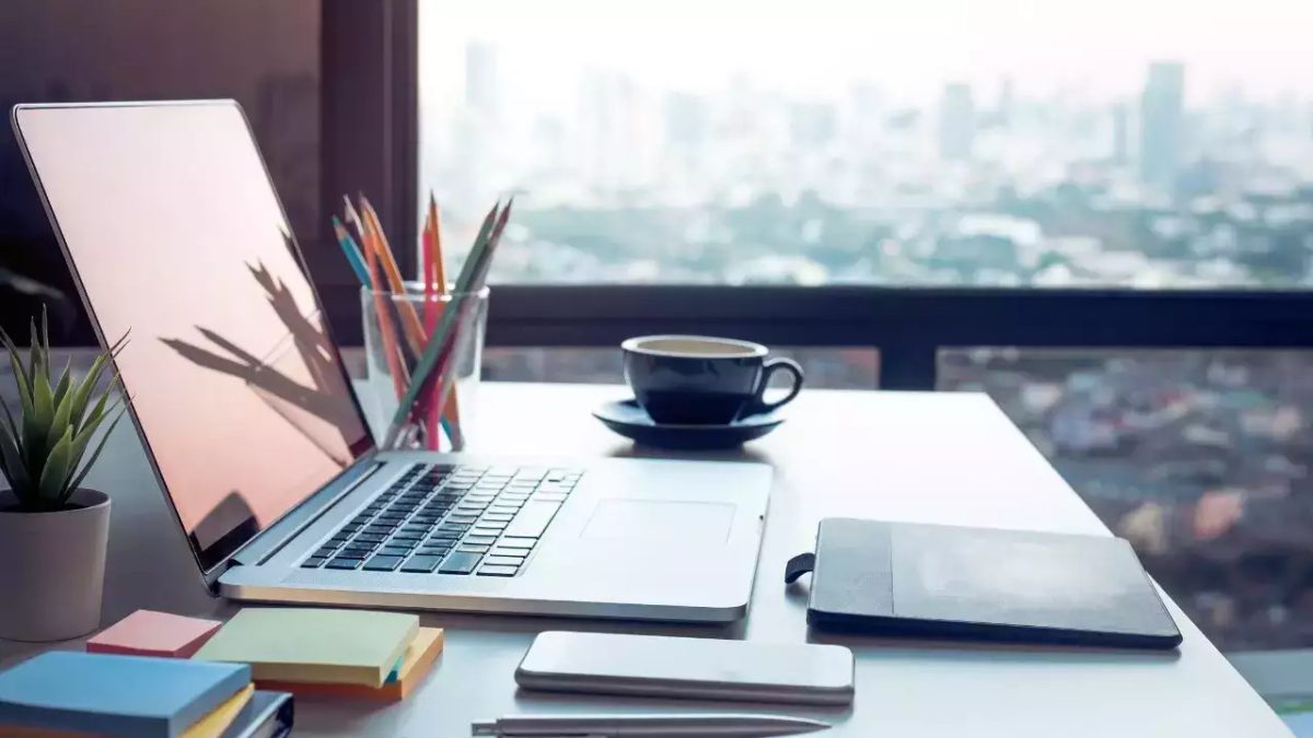 Vastu Tips for Office: करियर में तरक्की, प्रभाव और लाभ के लिए अपनाएं आसान टिप्स, ऑफिस डेस्क पर रखें ये चीजें