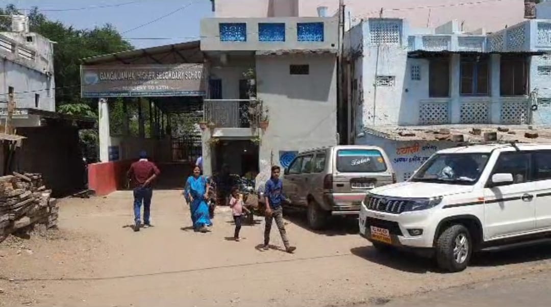 Ganga Jamna School: अब अवैध बिल्डिंग पर चलेगा बुलडोजर, नोटिस जारी