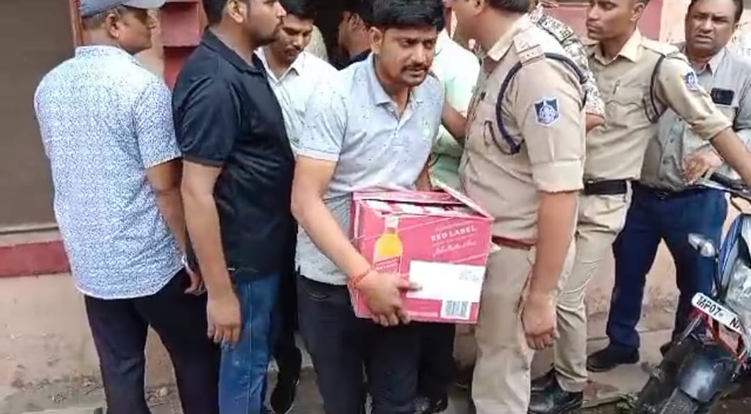 Gwalior News : पॉश कॉलोनी में मिली थी नकली शुद्ध घी बनाने की सूचना, पुलिस को विदेशी महंगी ब्रांडेड शराब भी मिली, एक गिरफ्तार
