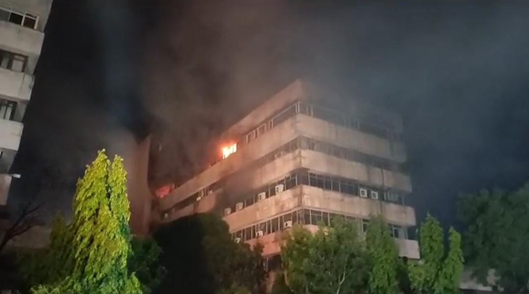 स्वास्थ्य विभाग के 4 अधिकारी, कर्मचारियों ने दिया साहस का परिचय, आग से घिरे सतपुड़ा भवन से निकाले महत्वपूर्ण दस्तावेज और कम्प्यूटर