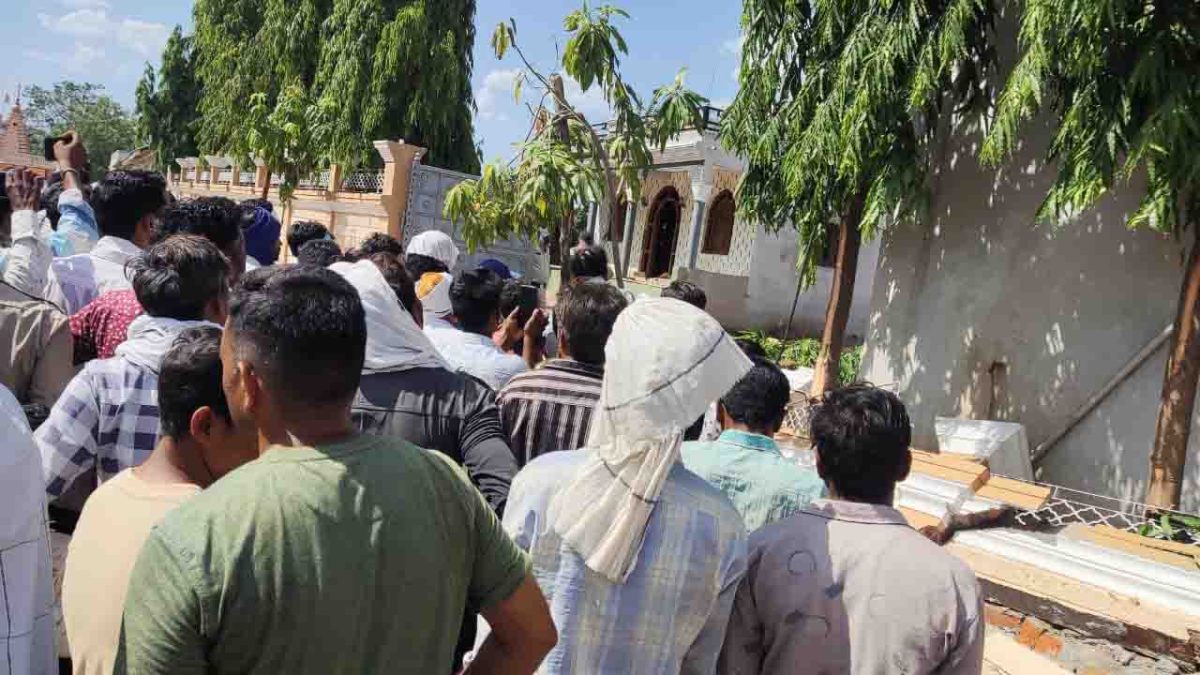 Dewas News : गोलीकांड में भाजयुमो नेता के पिता व भाई की मौत, आरोपियों के घर पर चला बुल्डोजर