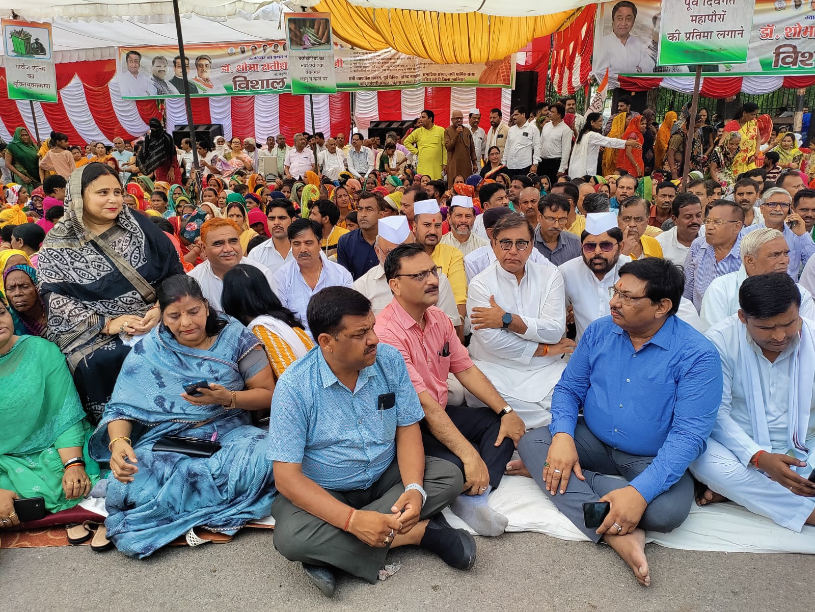 Gwalior News : महापौर के साथ कांग्रेस का विशाल धरना, भाजपा पर लगाये विकास रोकने और सौतेले व्यवहार के आरोप