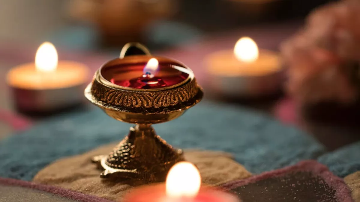 Vastu Tips For Diya: पूजाघर की इस दिशा में रखें दीपक, धन-वैभव से भरा रहेगा घर | Vastu Tips For Diya: Keep the lamp in this direction of worship house, house will