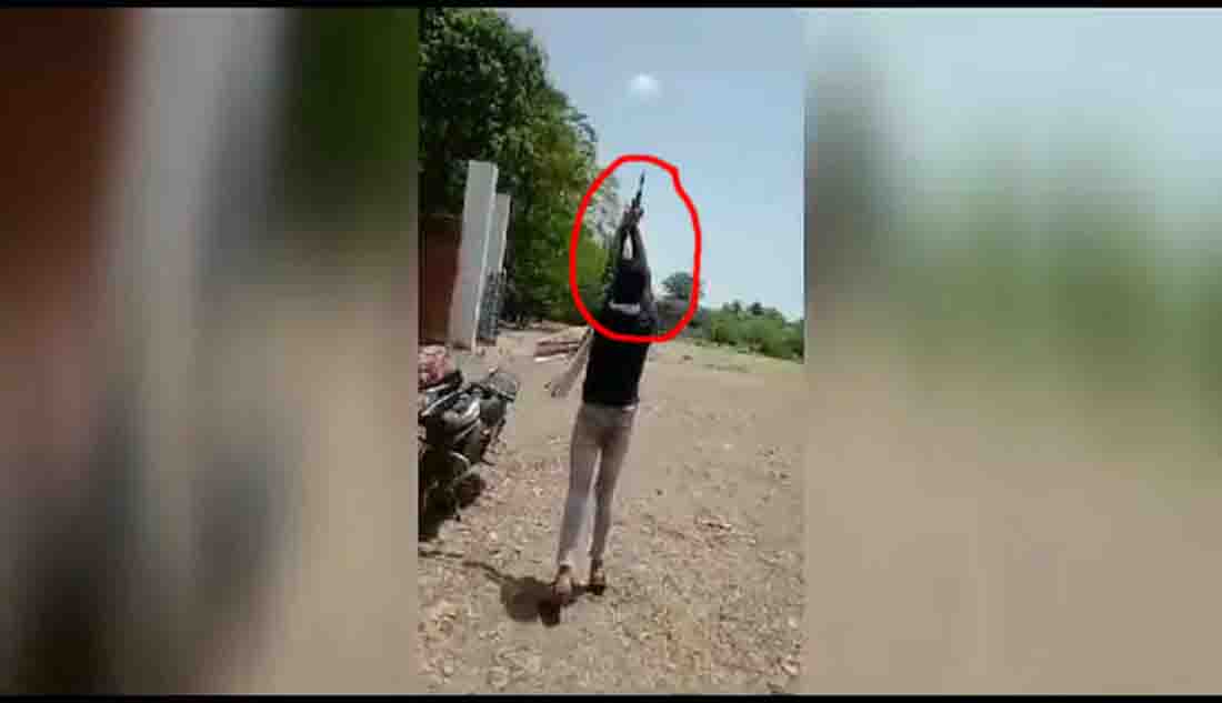 Damoh News : छात्र ने स्कूल गेट के बाहर तमंचे से किया हवाई फायर, वीडियो वायरल