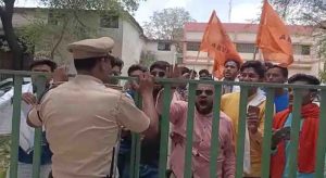 Damoh News : हिंदूवादी संगठनों का प्रदर्शन, जिला शिक्षा अधिकारी के मुंह पर कालिख पोतने पहुंचे ABVP कार्यकर्ता