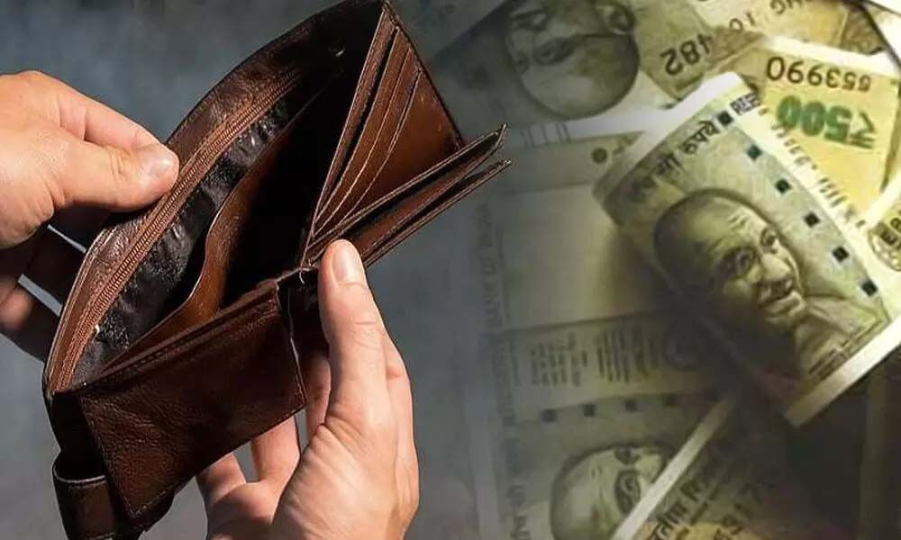 Vastu Tips For Wallet: क्या आपके पर्स में भी नहीं टिकते पैसे? तो अपनाएं ये आसान टिप्स