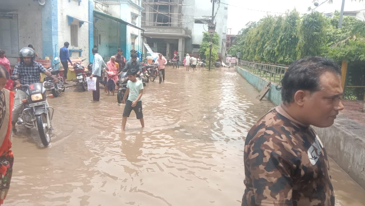 Gwalior News : मानसून की 4 घंटे की पहली बारिश ने खोली ग्वालियर नगर निगम की पोल, जिला अस्पताल में भरा पानी, करोड़ों की सड़कें उखड़ी