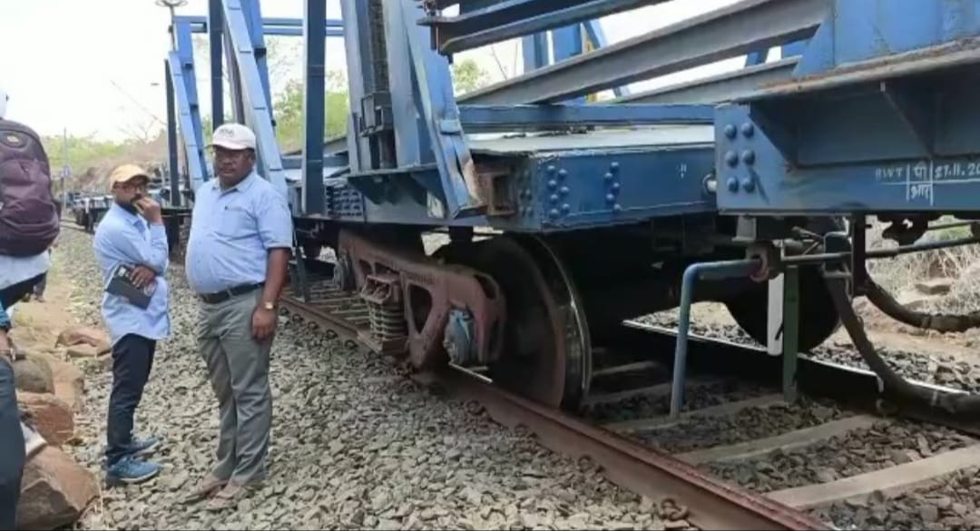 Betul News : पटरी से उतरी गिट्टी से भरी मालगाड़ी, रेल यातायात बाधित