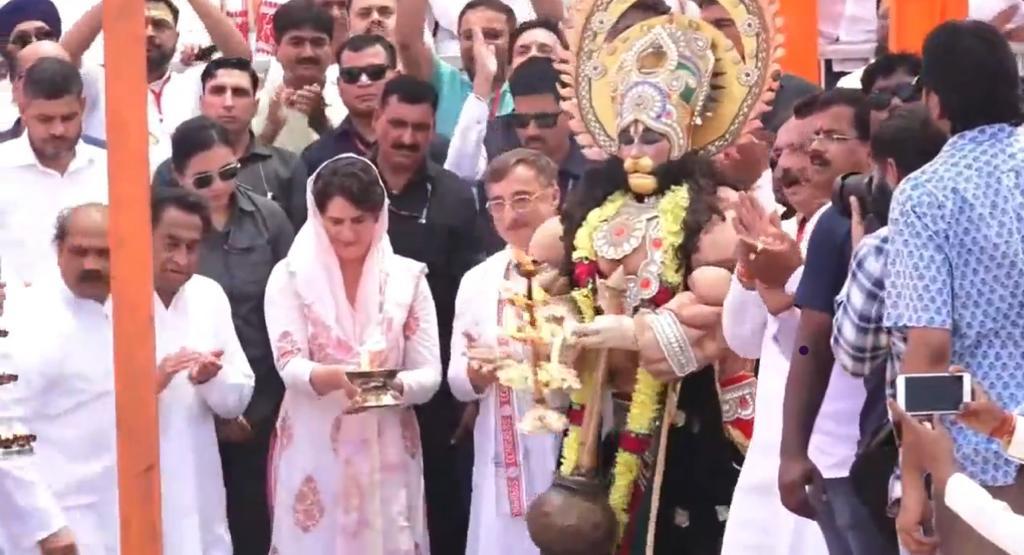 प्रियंका गांधी का जबलपुर से चुनावी शंखनाद, नर्मदा पूजन के साथ कांग्रेस के मेगा प्रचार अभियान का आगाज़