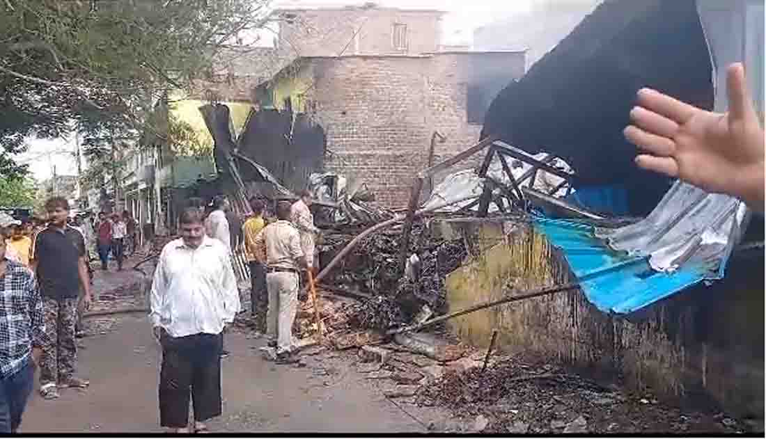 Indore News : कबाड़ी दुकान में लगी भीषण आग, कड़ी मश्क्कत के बाद आग पर पाया काबू