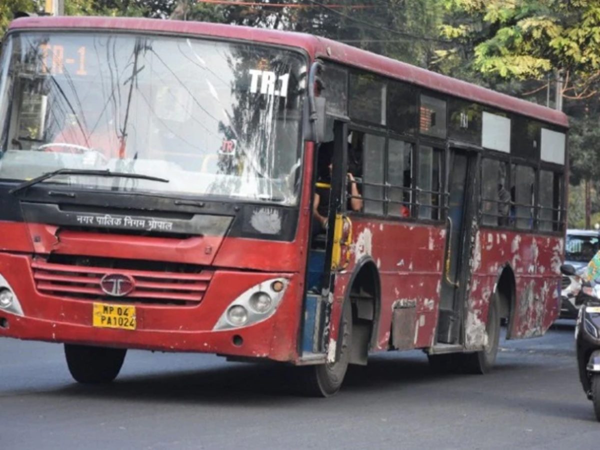 Bhopal News: रेड बस संचालक हड़ताल पर, BRTS रोड पर किया चक्काजाम, यात्रियों को हो रही परेशानी