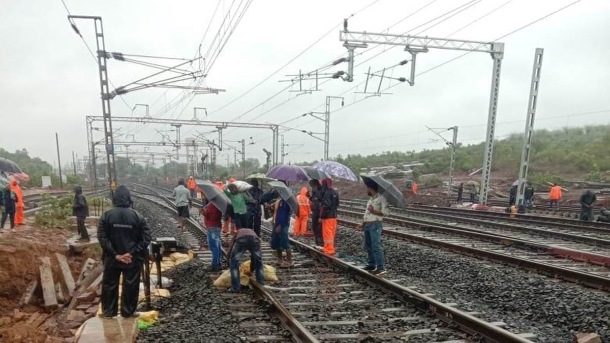 Katni News: सलैया रेलवे स्टेशन पर ट्रैक से बही मिट्टी, टूटा संपर्क, कई ट्रेनें प्रभावित