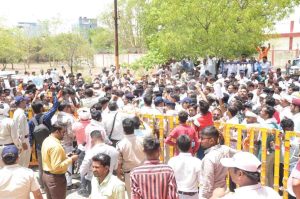 Sehore News : 120 गांव के लोगों को लेकर सड़क पर उतरे पूर्व विधायक, कहा - नहीं मिल रहा पीने का पानी, मुख्यमंत्री के नाम डिप्टी कलेक्टर को सौंपा ज्ञापन