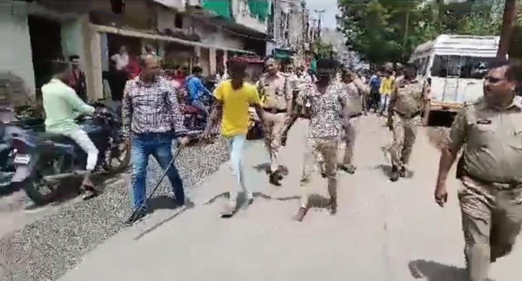 Indore : पुलिसकर्मी पर हमला करने वाले दो बदमाशों का निकाला जुलूस, तीसरे की तलाश जारी