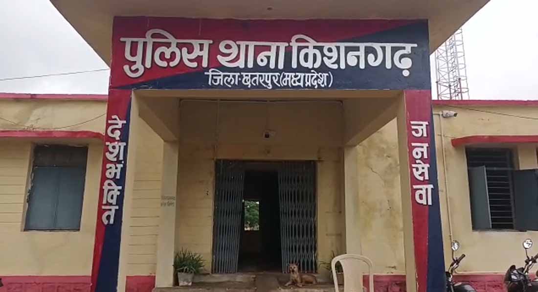 Chhatarpur News : पुलिस प्रताड़ना से तंग युवक ने की थी आत्महत्या, एसपी के निर्देश पर चौकी प्रभारी सहित दो गिरफ्तार