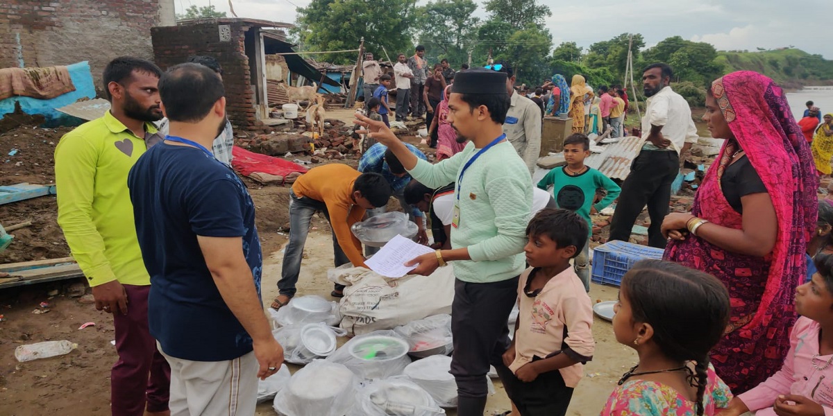 Burhanpur News: छोटी उम्र के युवाओं का बड़ा कदम, बाढ़ पीड़ितों की मदद की उठाई जिम्मेदारी