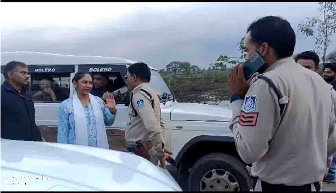 Damoh News : फिर भड़कीं दबंग विधायक रामबाई, वाहन चेकिंग के दौरान को पुलिस अधिकारियों को सुनाई खरी-खरी