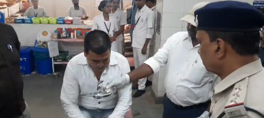 लोकायुक्त पुलिस की छापेमारी, रिश्वत का पैसा चबा गया पटवारी, वीडियो वायरल