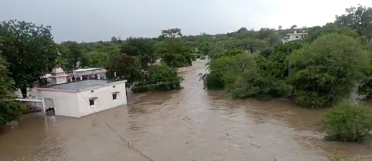 सीहोर में बारिश ने मचाई तबाही, सड़क पर पानी आने से 2 दर्जन गांवों का टूटा संपर्क, SDM ले रहे प्रभावित गांवों का जायजा