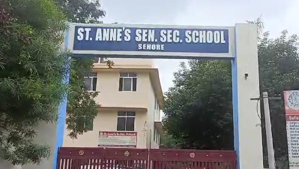 सीहोर में ABVP के कार्यकर्ताओं ने सेंट एनी स्कूल पहुंचकर किया विरोध प्रदर्शन, धार्मिक आधार पर बच्चों को परेशान करने का आरोप