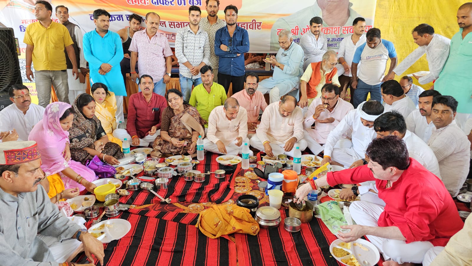 Chhatarpur News: भाजपा ने आयोजित की टिफिन बैठक, पार्टी पदा​धिकारियों और कार्यकर्ताओं ने एक साथ बैठकर किया भोजन